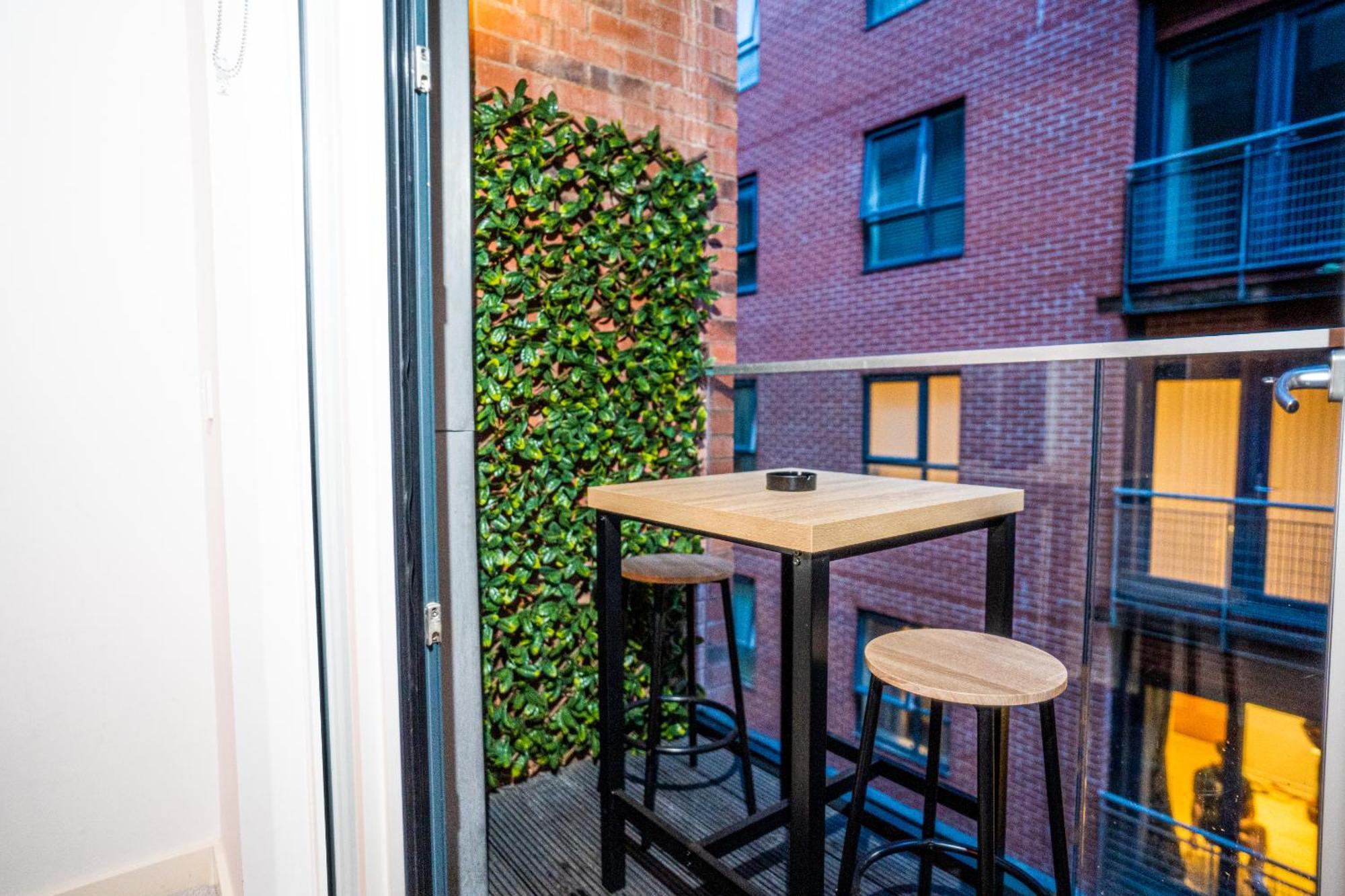 Manchester City Centre Apt With Balcony & Free Parking - Including Free 1-Hour Early Check-In For Bookings In June, Justeat Voucher For 2-Night Stays Minimum! Exterior photo