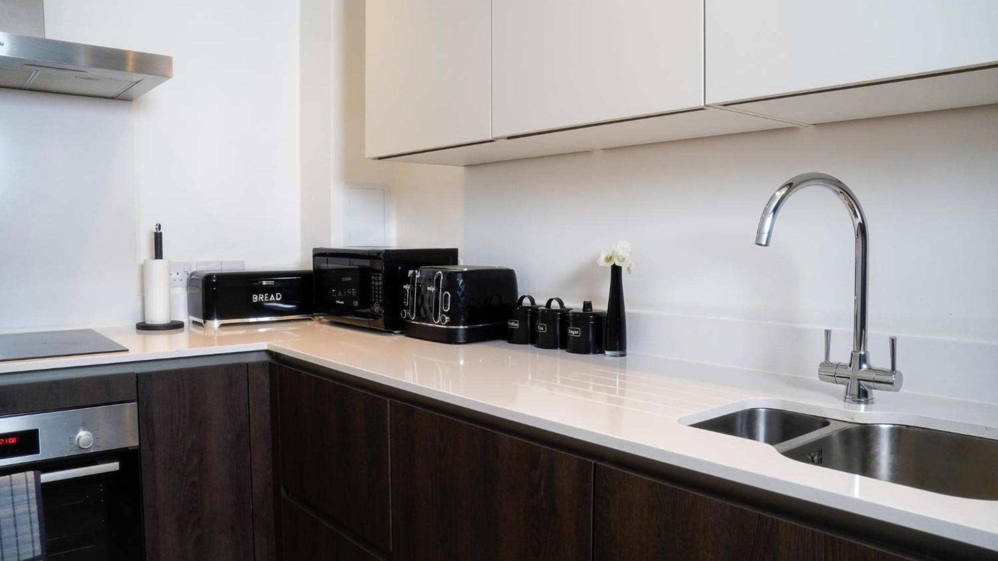 Manchester City Centre Apt With Balcony & Free Parking - Including Free 1-Hour Early Check-In For Bookings In June, Justeat Voucher For 2-Night Stays Minimum! Exterior photo